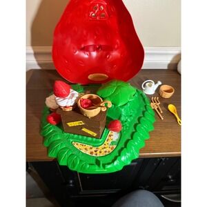 Vintage Strawberry Shortcake Berry Bake Shoppe Playset Carry Case Accessories